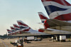 Rader av British Airways-flygplan parkerade på en flygplatsplatta.