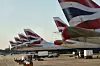 Rader av British Airways-flygplan parkerade på en flygplatsplatta.
