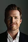 Portræt af Jeppe Møller-Herskind i jakkesæt mod mørk baggrund