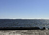 Aurinkoinen merimaisema hiekkarannalta avaralle ulapalle.