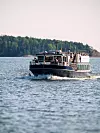 Matkustajavene ajaa kesäisessä merimaisemassa kohti saaristoa.