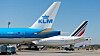 Flygplan från KLM och Air France står parkerade på en flygplatsplattform.
