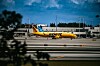 Gult Spirit Airlines-plan står parkerat vid terminal på större flygplats.