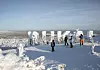 Luminen rinnealue, jäästä tehty RUKA-kyltti ja muutama ihminen talvimaisemassa.