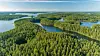 Ilmakuva metsäisestä harjualueesta, jonka ympärillä näkyy järvi ja kapea vesialue.
