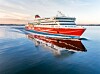 Punavalkoinen Viking Line -lautta kulkee tyynellä merellä auringonlaskun aikaan.