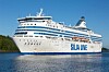 Suuri valkoinen Silja Line -laiva kulkee merellä sinisen taivaan alla.