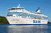 Suuri valkoinen Silja Line -laiva kulkee merellä sinisen taivaan alla.