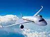 Ett Singapore Airlines-passagerarflygplan flyger högt över vita moln mot blå himmel.