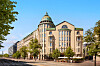 Helsingin keskustassa sijaitseva suuri historiallinen hotelli kadun ja puiden reunustamana.