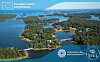 Ilmakuva metsäisistä saarista, lahdista ja merialueesta kirkkaassa säässä.
