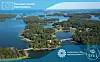 Ilmakuva metsäisistä saarista, lahdista ja merialueesta kirkkaassa säässä.