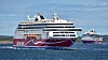 Kaksi Viking Line -matkustaja-alusta purjehtii avomerellä sinisen taivaan alla.