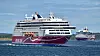 Kaksi Viking Line -matkustaja-alusta purjehtii avomerellä sinisen taivaan alla.