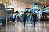 Ihmiset kävelevät Helsinki-Vantaan lentoaseman terminaalissa matkalaukkujen kanssa.