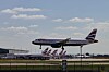 Matkustajakone lentää matalalla kiitotien yläpuolella Heathrow’n lentoasemalla.
