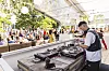 DJ seisoo mikseripöydän ääressä katetulla ulkolavalla festivaalialueella.