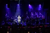 Lavalla esiintyy suuri jazzorkesteri violetissa valossa, ja solisti on keskellä etualalla.