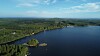 Ilmakuva suuresta järvestä, metsäisistä rannoista ja pienistä saarista.