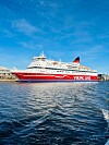 Punavalkoinen Viking Line -matkustajalaiva seisoo satamassa tyynellä merellä.