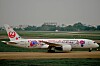 Japan Airlinesin matkustajakone liikkuu kiitotiellä lentokentällä.