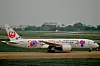 Japan Airlinesin matkustajakone liikkuu kiitotiellä lentokentällä.