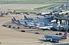 Flera American Airlines-plan står vid en flygplatsterminal flygplatsen Dallas/Forth Worth i Texas, USA.