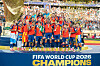 Det spanska fotbollslaget i röda tröjor firar vinst i fotbolls-VM 2026 med pokalen framför konfetti på arenan MetLife Stadium i New Jersey, USA.