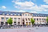 Vaalea hotellirakennus ja polkupyöräparkki Helsingin päärautatieaseman edustalla.