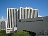 Hyattin hotellitorni ja Miami Convention Centerin rakennus sinistä taivasta vasten.