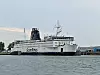 Scandlines-färjan M/F Kronprins Frederik vid kaj i en lugn hamn med grå himmel.