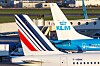 KLM-flygplan står parkerade på en flygplatsplatta med andra plan i bakgrunden.