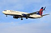 Delta Air Linesin matkustajakone lentää taivaalla laskuasennossa.