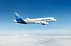 Discover Airlinesin matkustajakone lentää sinisellä taivaalla pilvien yllä.