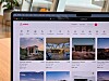 En bärbar dator visar Airbnbs webbplats med flera boendeannonser i rutnät.