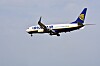 Ryanairin matkustajakone ilmassa pilvisellä taivaalla.