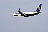 Ryanairin matkustajakone ilmassa pilvisellä taivaalla.