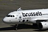 Brussels Airlinesin matkustajakone lentoaseman asematasolla