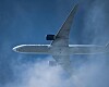 Passagerarflygplan sett underifrån när det flyger genom blågrå moln.