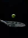 Vihreä tennispallo leijuu tennismailan yllä mustaa taustaa vasten.