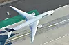 Ett Lufthansa-flygplan taxar på en flygplats, fotograferat uppifrån.